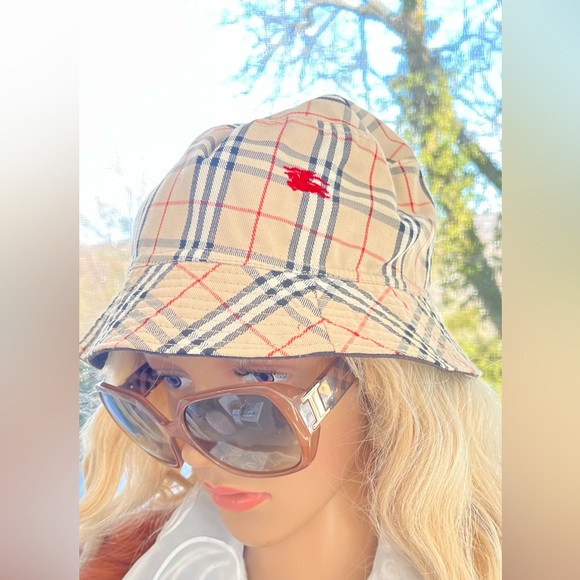 Burberry Beige Plaid Bucket Hat with Red Detail Reversible - Picture 6 of 8